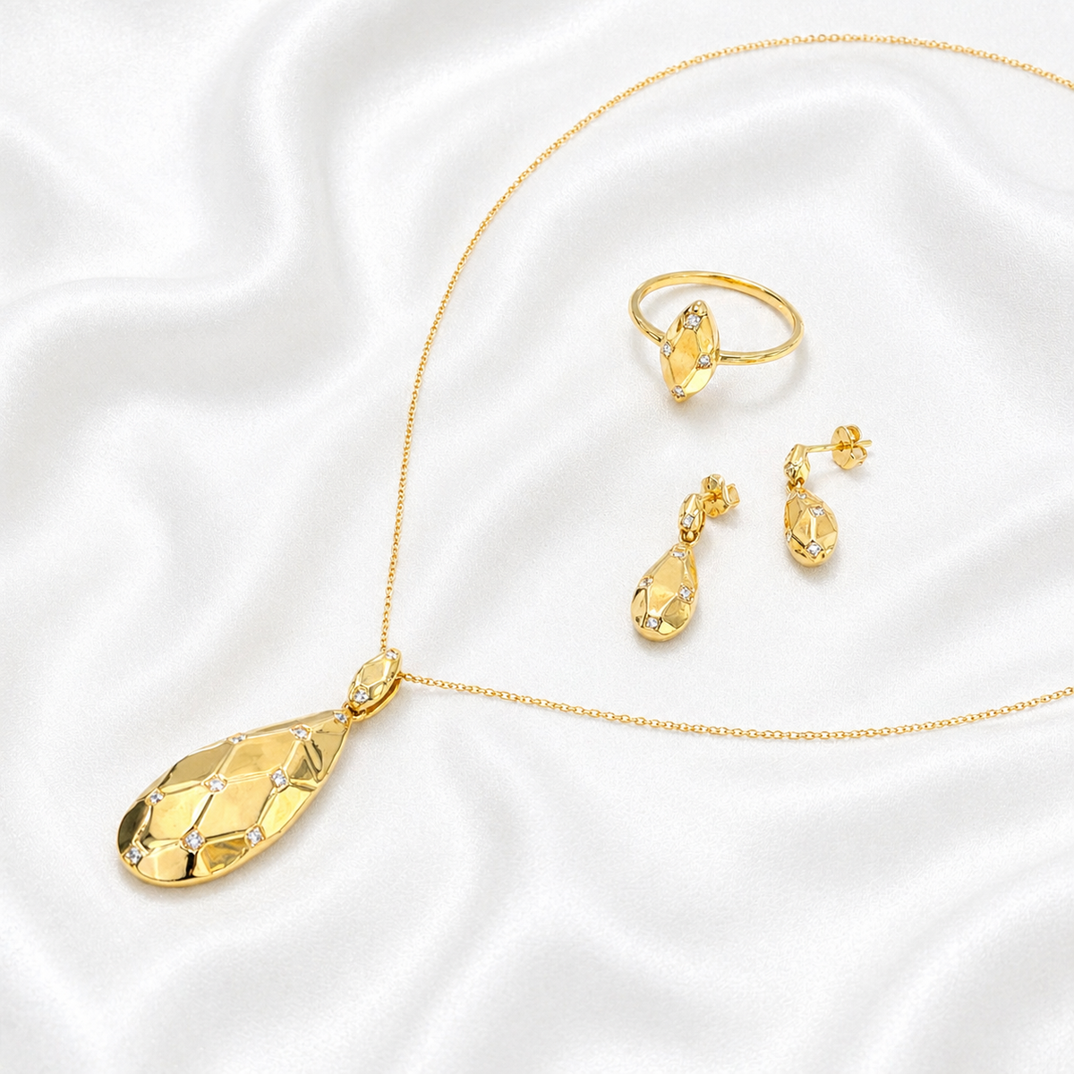 Half Set Featuring A Refined And Distictive - 18k - image 1